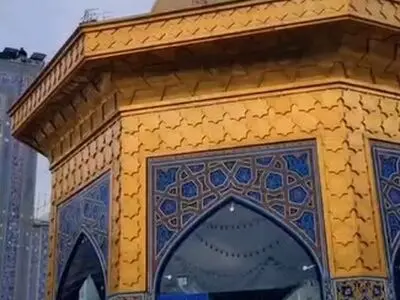 تعویض پرچم گنبد امام رضا (ع) و نصب کتیبه آغاز دهه ولایت پس از برگزاری مراسم دعای عرفه