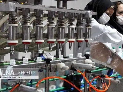 گزارشی از تولید محلول های ضدعفونی دست در کارخانه اطلس فالیز خوزستان+ تصاویر