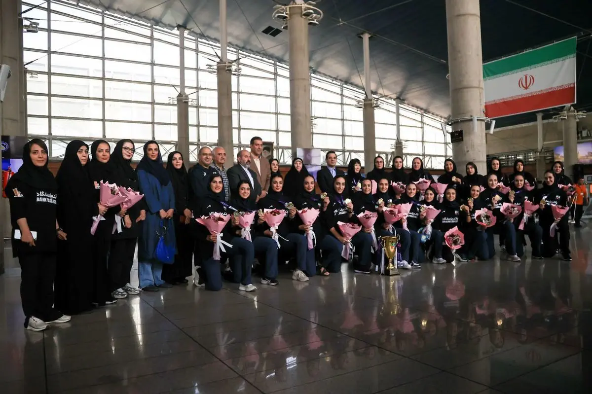تیم ملی والیبال زنان با استقبال رئیس فدراسیون وارد تهران شد