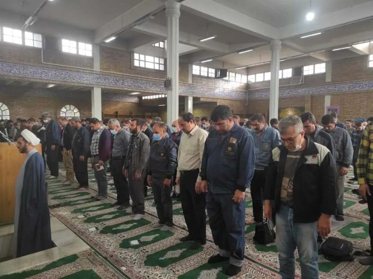 اقامه نماز عید سعید فطر در شرکت ذوب آهن اصفهان