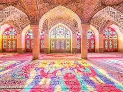 هیجان توریست آمریکایی در لحظه ورود به مسجد صورتی شیراز/فیلم