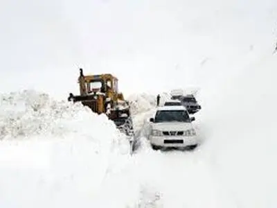 بارش برف راه ارتباطی ۲۵۰ روستای الیگودرز را مسدود کرد