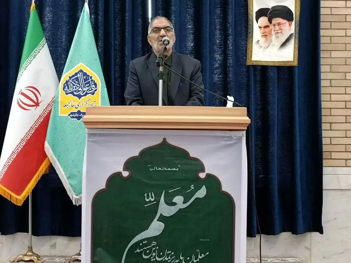 کارگر و معلم، دو نماد تلاش بیصدا اما مؤثرند
