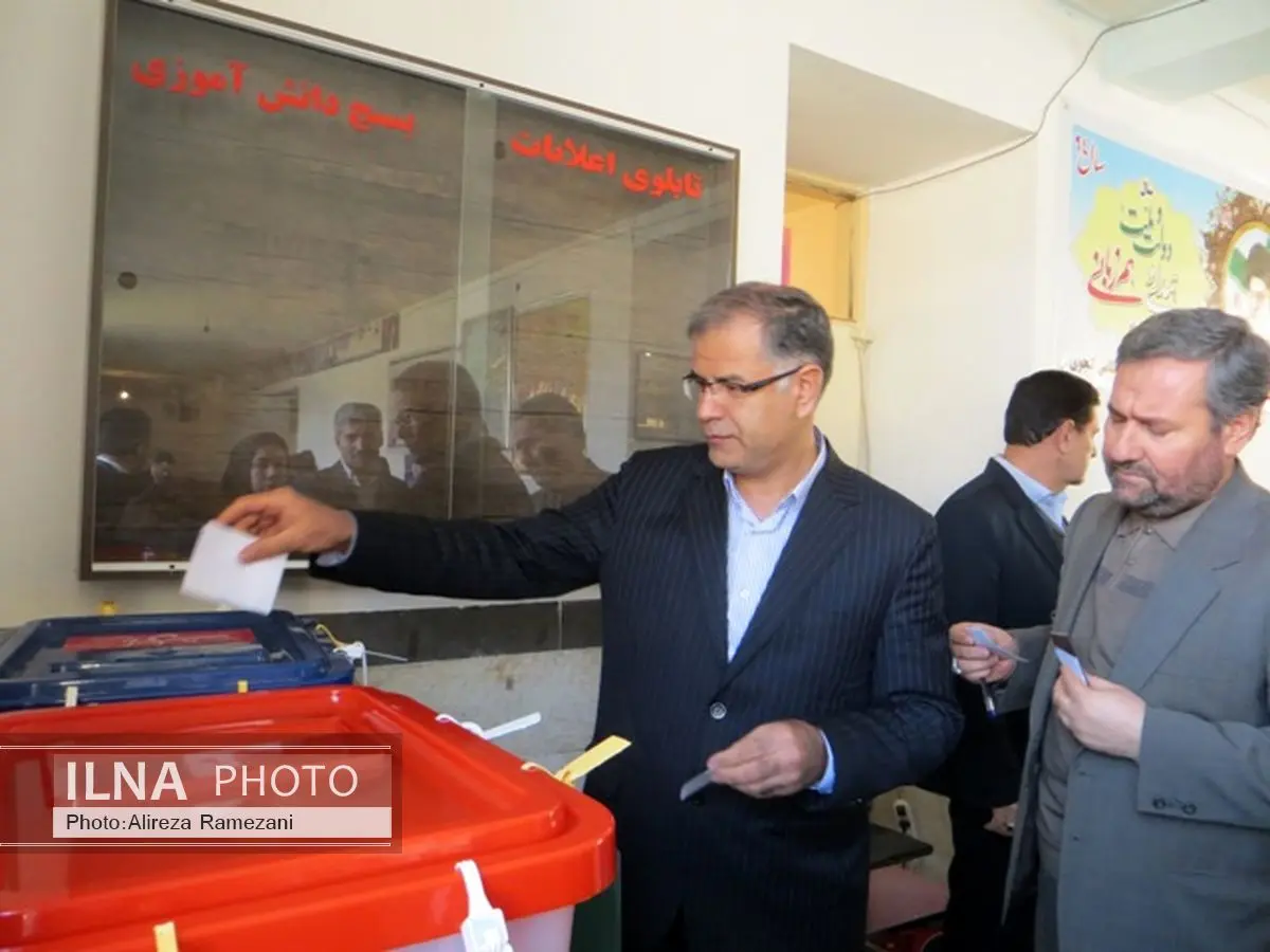 فرماندار شاهین دژ رای خود را به صندوق انداخت