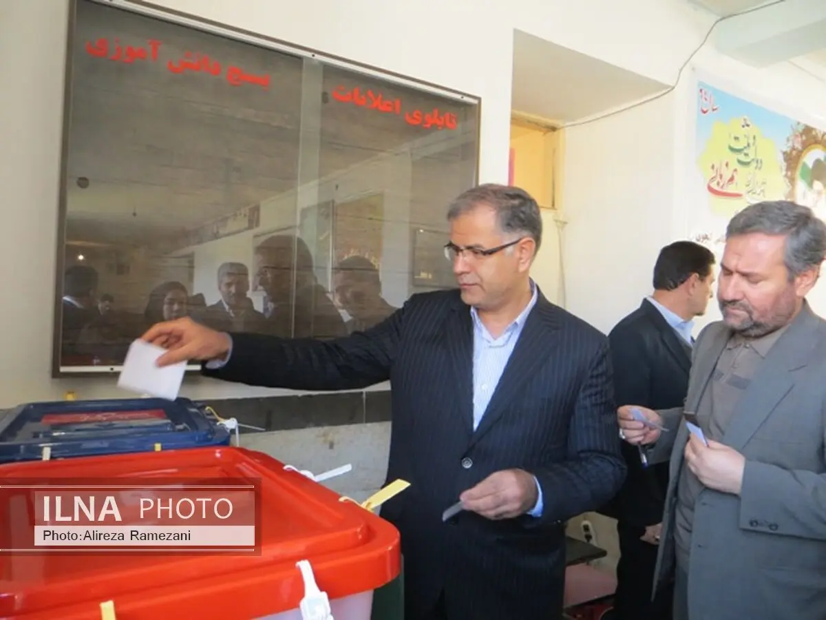 فرماندار شاهین دژ رای خود را به صندوق انداخت