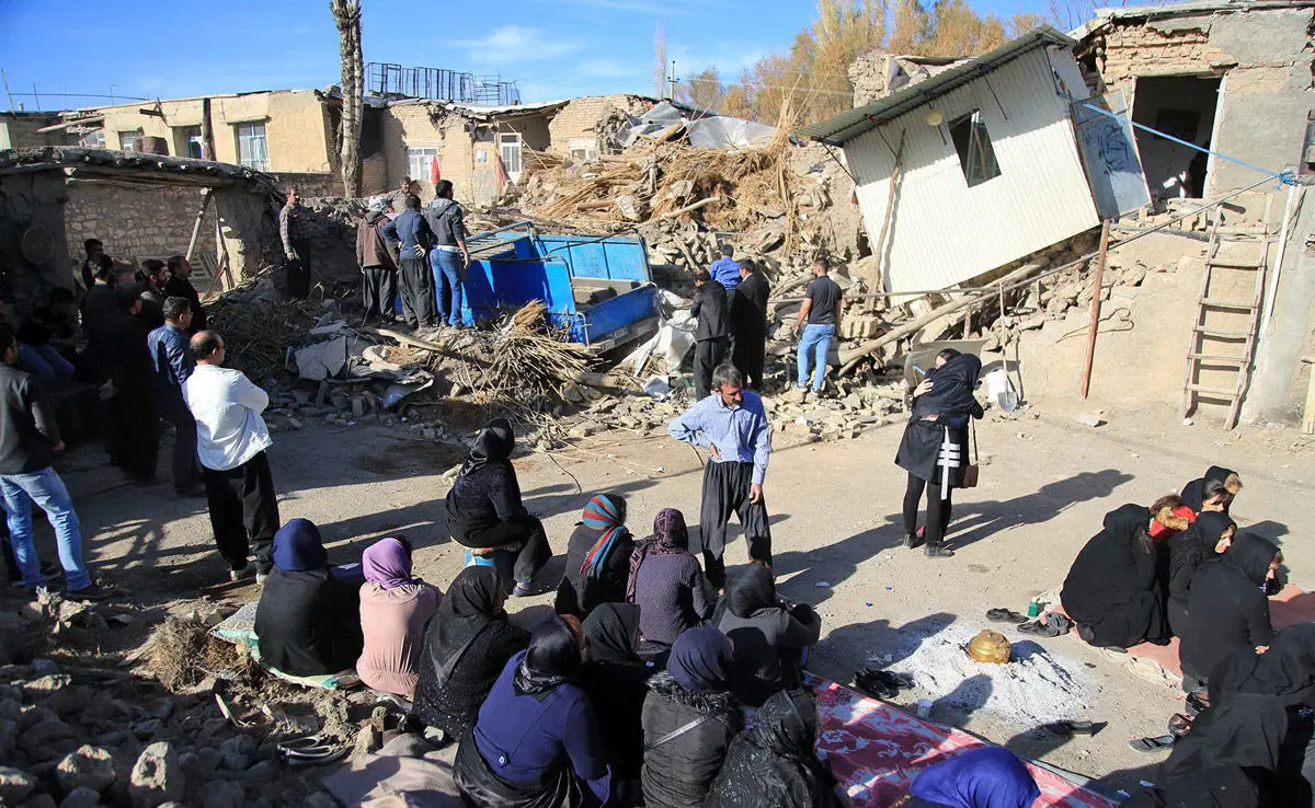 درماندگی زلزله‌زدگان از سرما، نبود چادر و امکانات/تکلیف خانواده‌هایمان که زیر آوار هستند، چه می‌شود؟