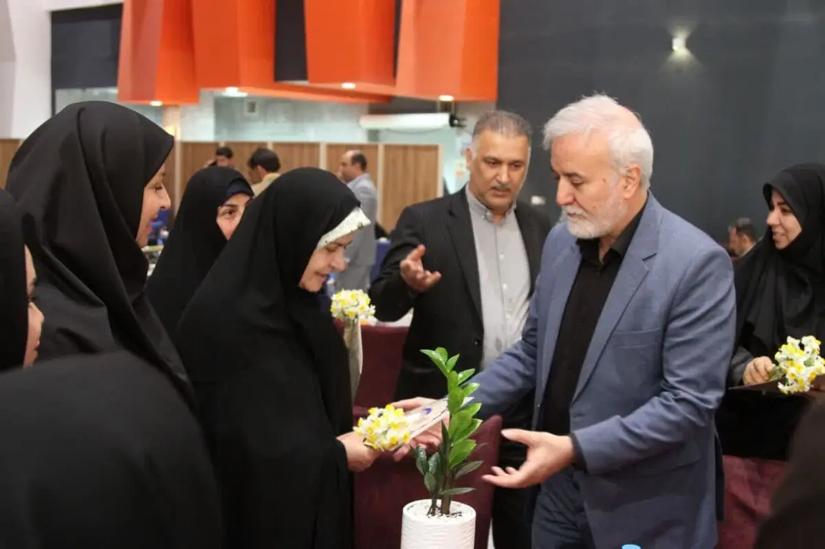 ادای احترام مدیریت شهری به مادران فرزندان شاهد شاغل در شهرداری شیراز