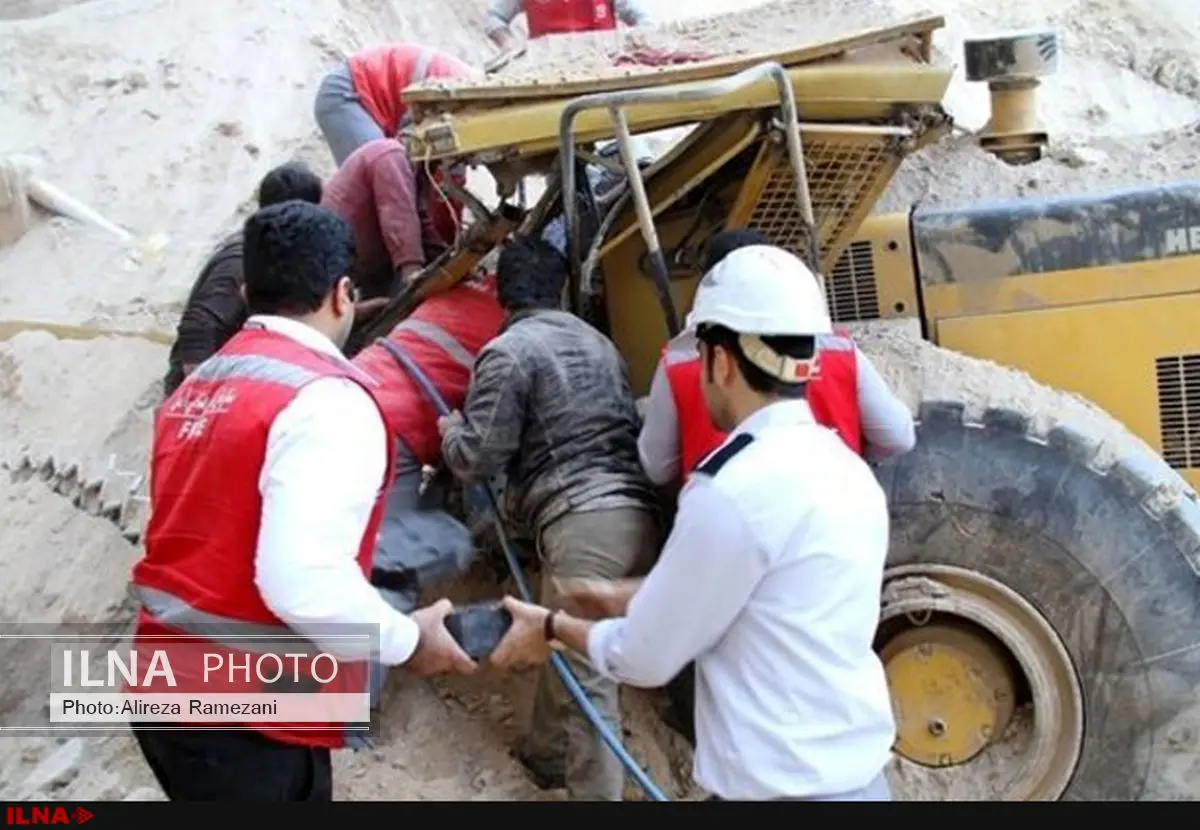مدفون شدن یک راننده بیل مکانیکی در جاده هراز