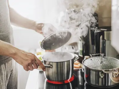 ترفند جلوگیری از سر رفتن سوپ و غذاهای آبدار