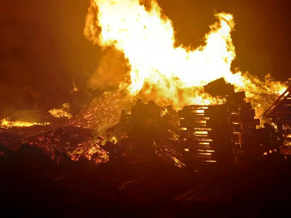 آتش سوزی گسترده در یک انبار بزرگ چوب در شهرک صنعتی چهاردانگه