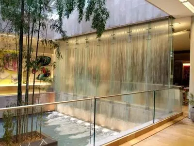 استفاده از آبنمای شیشه ای در روف گاردن