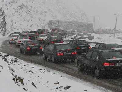 انسداد جاده‌ شاهین‌دژ به تکاب/تلاش یگان‌های امدادی برای بازگشایی مسیرها