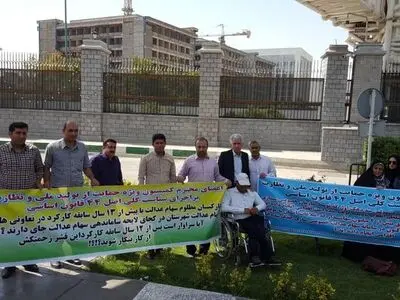 تجمع کارکنان سهام عدالت مقابل ساختمان مجلس