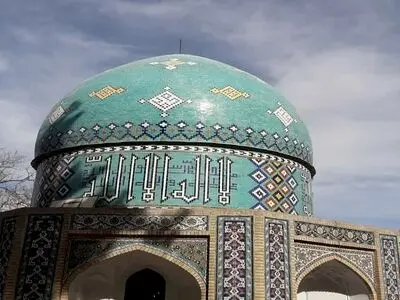 مرمت کاشی‌های گنبد آرامگاه عطار نیشابوری تمام شد
