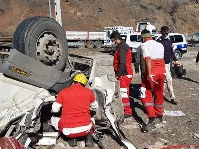 مصدومیت ۵ کارگر راه‌آهن خرم‌آباد در اثر برخورد مینی‌بوس با تریلی