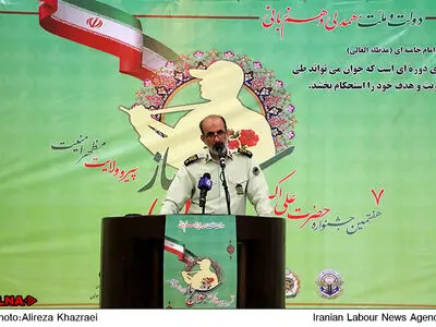 جوانان این مرز و بوم از خط ولایت یک گام عقب نمی‌نشینند