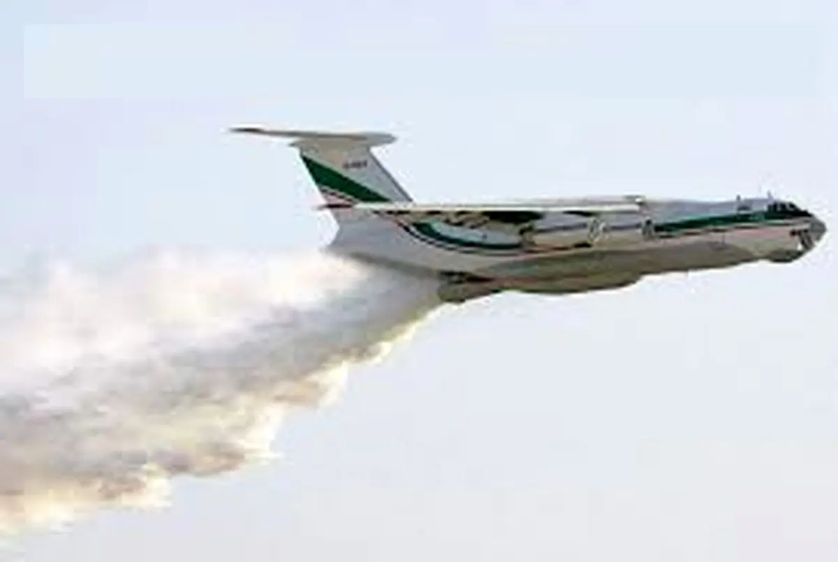 کمک  رسانی هواپیمای آب‌پاش به جنگل‌های کرمانشاه