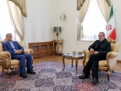 دیدار طیب‌نیا با رئیس‌جمهور منتخب/ تاکید پزشکیان بر عزم خود برای بهبود شرایط معیشتی مردم 