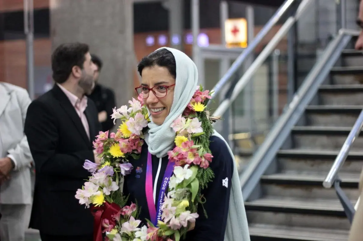 عکس هایی از بازگشت اولین بانوی دوچرخه سوار مدال آور ایران 