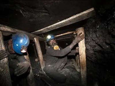 2 کارگر در پی ریزش چاه در معدن نجات پیدا کردند