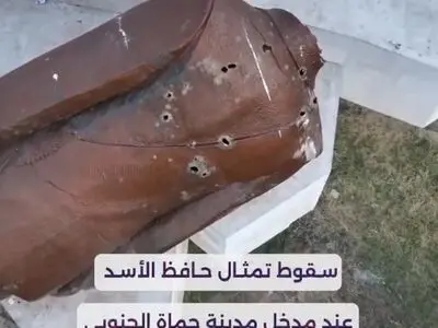 شکستن مجسمه بزرگ حافظ اسد در شهر حماه سوریه بعد از سقوط شهر + فیلم