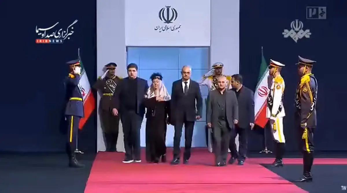 ادای احترام هیئتی از جمعیت اسلامی کشور بنگلادش به پیکر رهبر شهید انقلاب اسلامی + فیلم