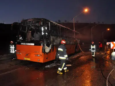 حریق اتوبوس ولوو با 17 مسافر در آزادراه تهران-قم