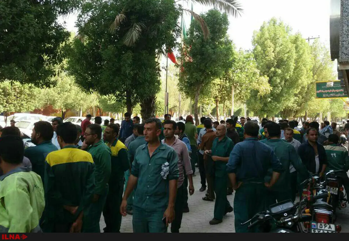 تجمع کارگران شهرداری اهواز در گرمای بالای ۵۰ درجه/ خواسته اصلی کارگران «تبدیل وضعیت» است