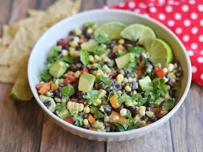 طرز تهیه مغذی‌ترین سالاد تابستانی با سس گشنیز
