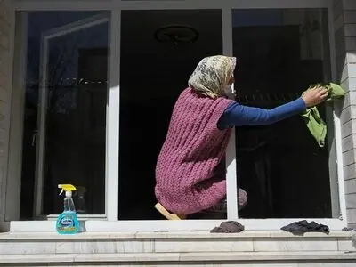 مرگ یک کارگر نظافتچی زن بر اثر سقوط از نردبان