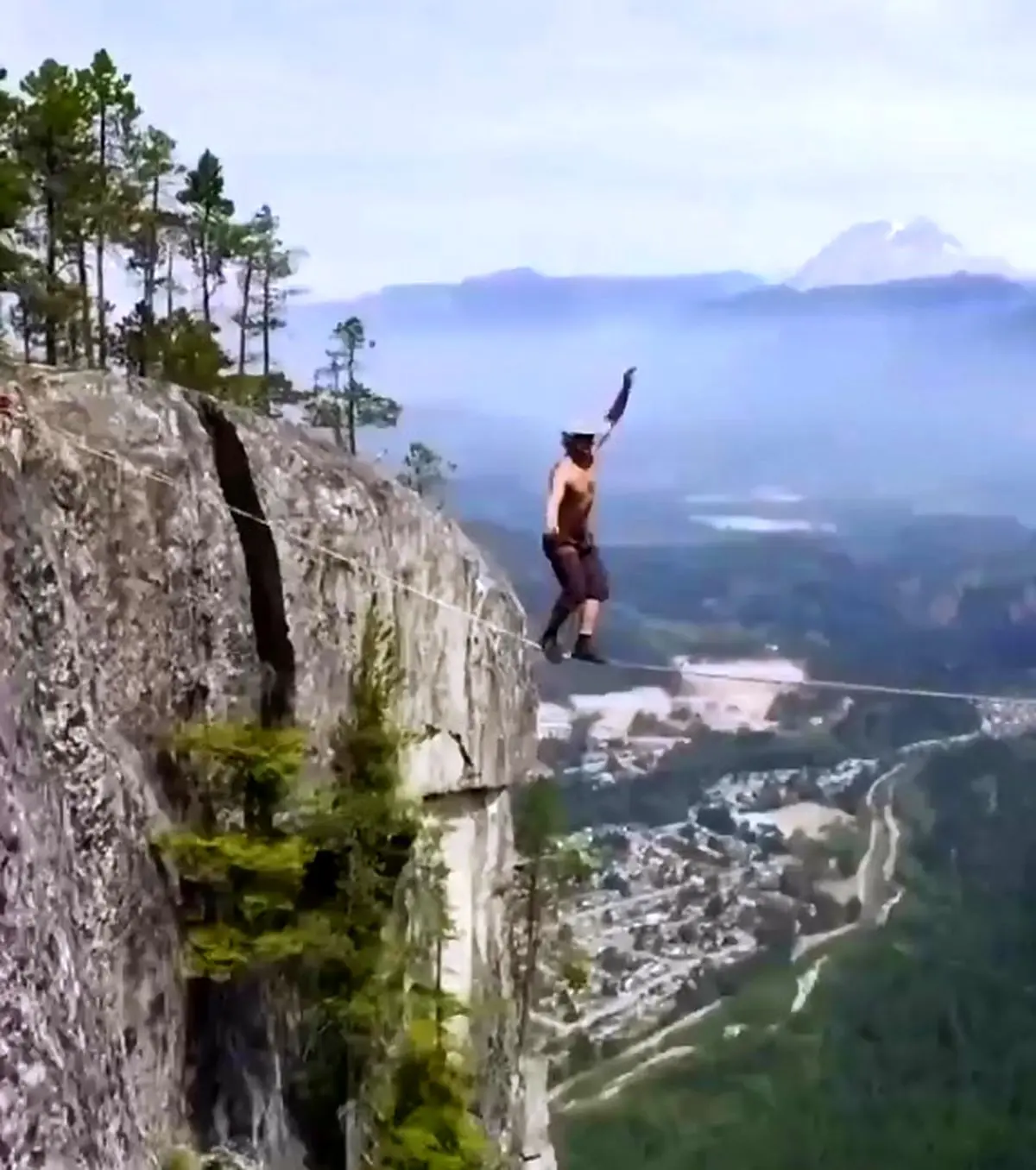 عبور از مسیر ۶۴ متری بدون استفاده از طناب ایمنی + فیلم