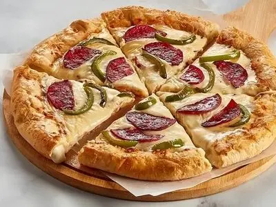 دستور پیتزاهای شکم پر کوچک؛ میان‌وعده ایده‌آل برای مهمانی و بچه‌ها