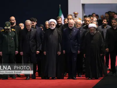 ادای احترام سران قوا و مسئولان نظام به پیکر آقای شهید ایران