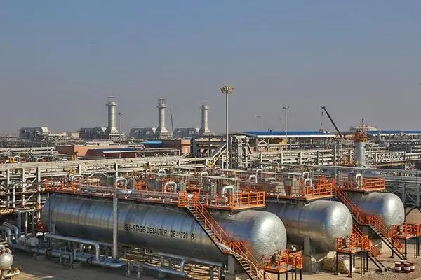 إیران تطلق صفارة البدء لزیادة إنتاج النفط الیومي من حقل مشترک مع العراق