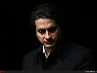 آوازخوانی همایون شجریان در مسیر مشهد برای پدرش+فیلم