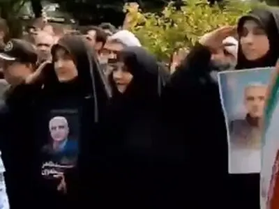 لحظه ادای احترام نظامی دختران خلبان سید طاهر مصطفوی به پیکر پدرشان + فیلم