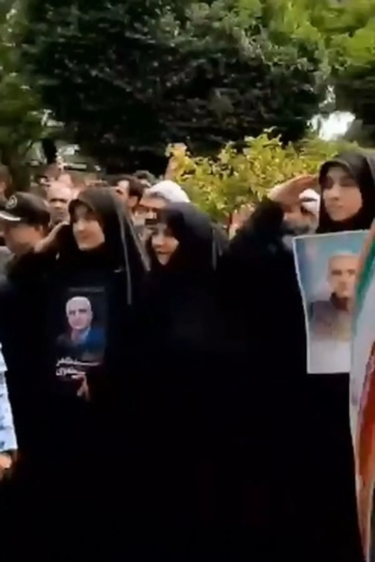 لحظه ادای احترام نظامی دختران خلبان سید طاهر مصطفوی به پیکر پدرشان + فیلم