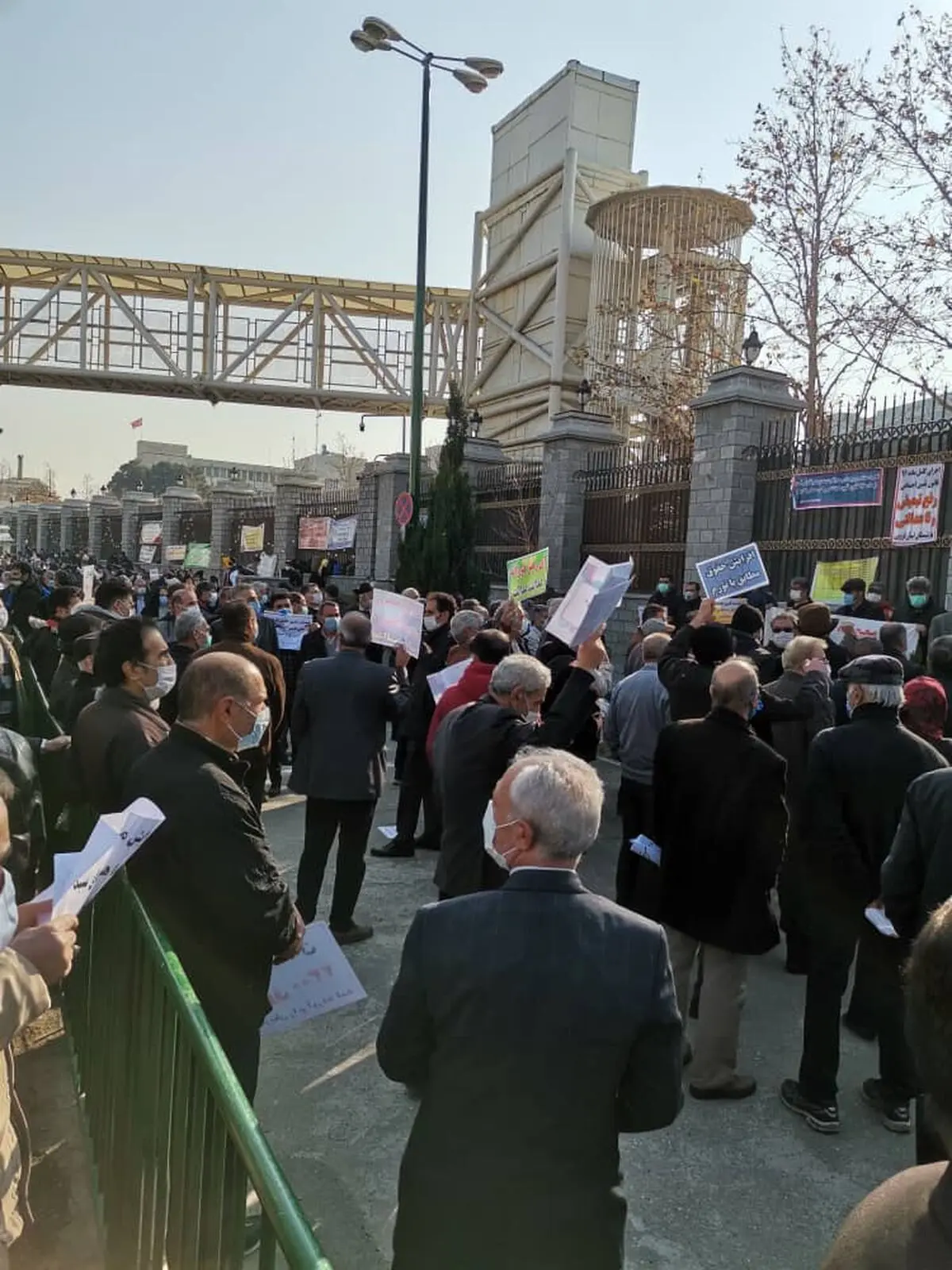 تجمع بازنشستگان کارگری مقابل مجلس/ مستمری‌ها را به خط فقر برسانید/ همسان‌سازی را اصلاح کنید