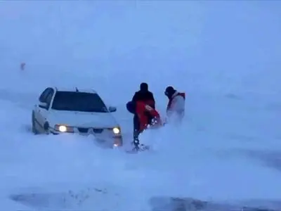 مسدود شدن تمامی محورهای ارتباطی شهرستان خندابنده بر اثر بارش برف