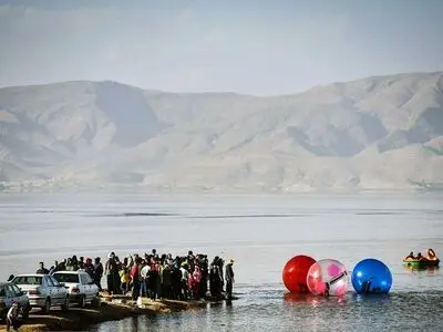 گردشگران نوروزی دریاچه مهارلو(عکس)