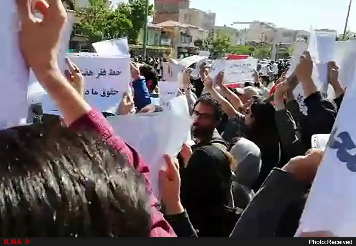 تجمع کارگران و بازنشستگان مقابل مجلس 