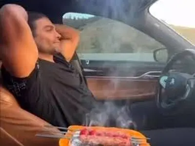 عاقبت آشپزی کردن آقای بلاگر در حین رانندگی /فیلم