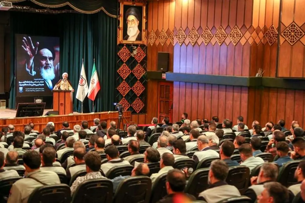 آرمان امام خمینی (ره) استقرار حکومت اسلامی و شعار همیشگی او توکل برخدا و اتحاد مسلمین بود