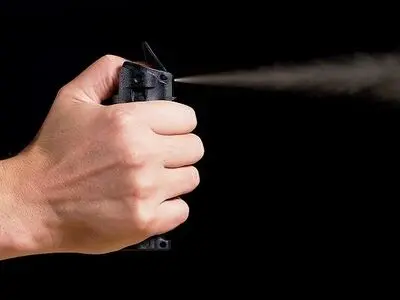 بازیگرها با کدام منطق باید شوکر و اسپری اشک آور داشته باشند؟ 