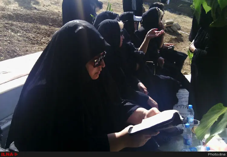 کیارستمی در آرامگاه ابدی‌اش آرمید/ جمعیت در قبرستان توک مزرعه تجمع کرده‌اند +تصاویر
