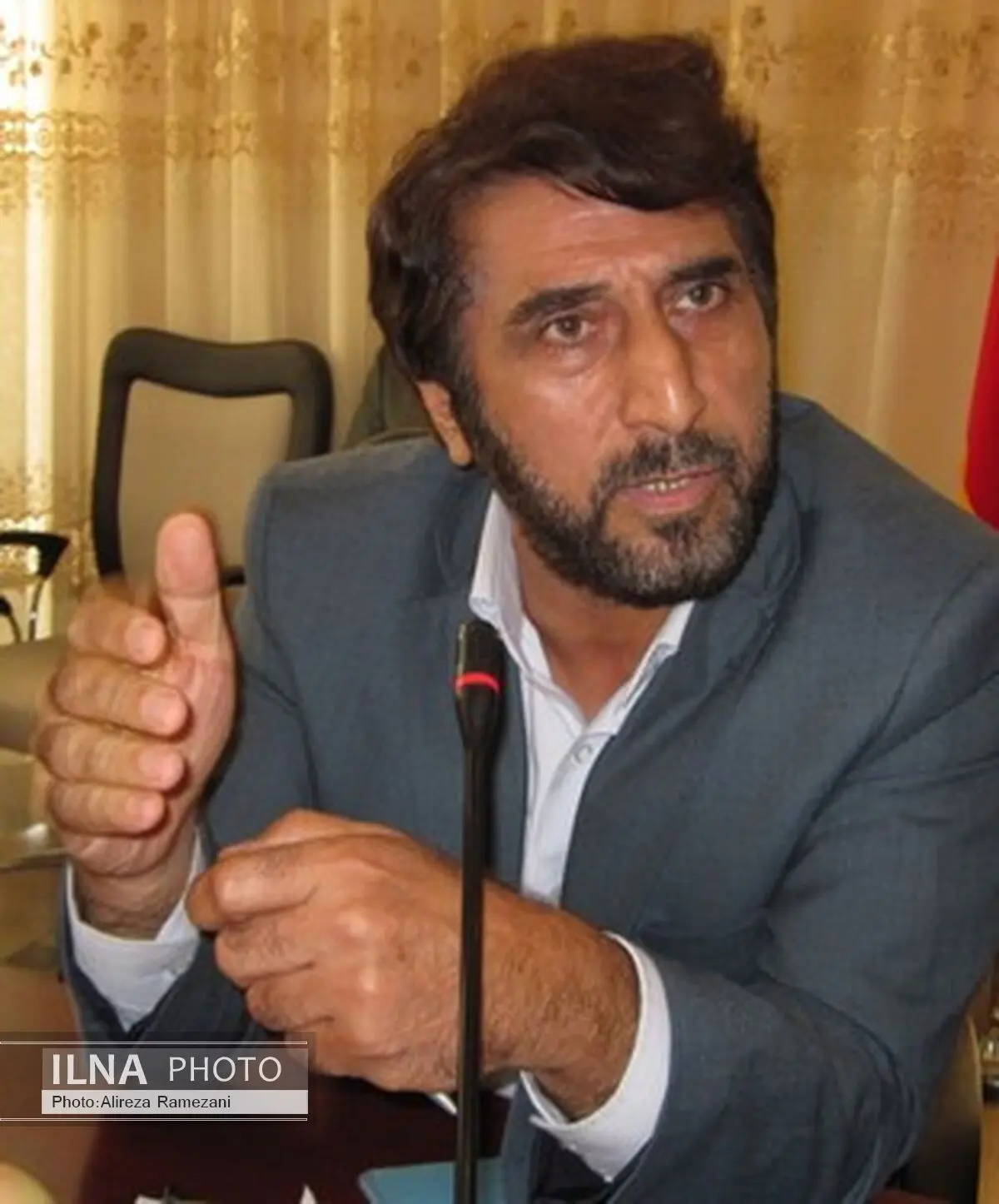 برخی از نمایندگان پای هر استیضاحی را امضا می‌کنند