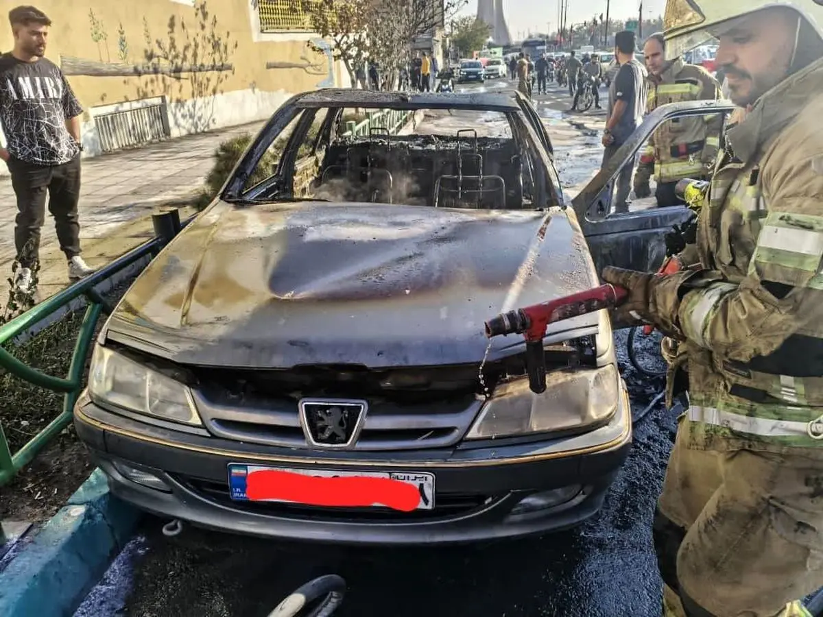 آتش‌سوزی خودرو در میدان آزادی؛ حادثه بدون تلفات جانی