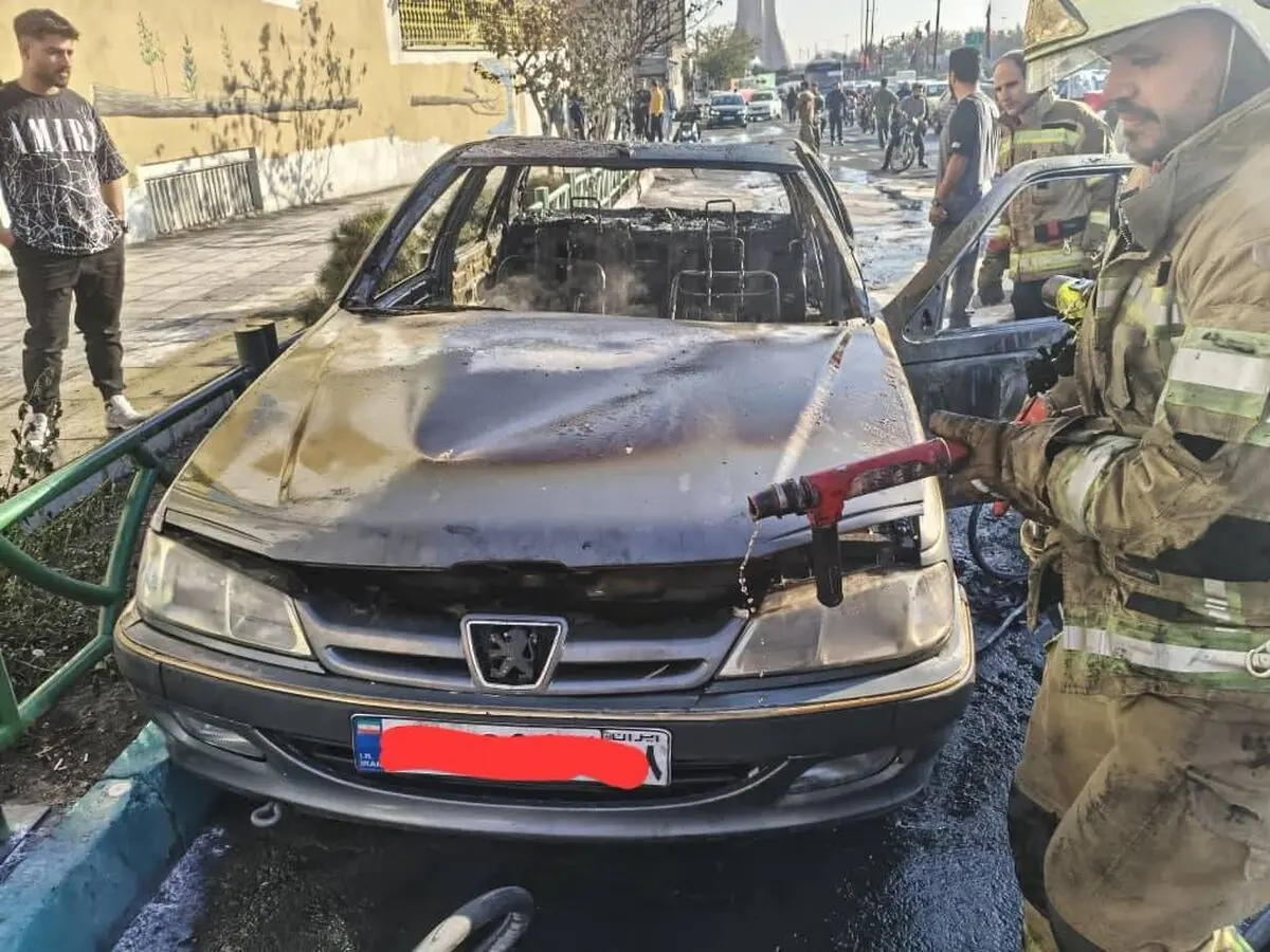 آتش‌سوزی خودرو در میدان آزادی؛ حادثه بدون تلفات جانی