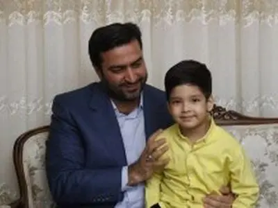 دیدار دکتر سرهنگی با خانواده‌ی شهید سیدین