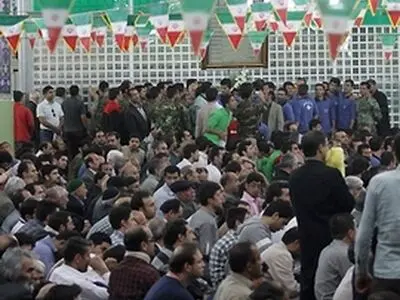 وزیر کار به همراه دبیر کل خانه کارگر در اجتماع بزرگ کارگران حاضر در حرم بنیانگذار انقلاب